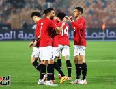 لاعبو منتخب مصر يوجهون التحية للجماهير بعد ودية تنزانيا