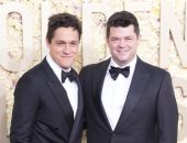 فيل لورد وماريو لوبيز وكريس ميلر على السجادة الحمراء لحفل جولدن جلوب الـ81