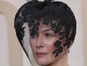 روزاموند بايك نجمة i care a lot على السجادة الحمراء لحفل جولدن جلوب الـ81