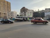 أتوبيس أجرة يصعد أعلى الرصيف بشارع أحمد عرابي فى المهندسين.. صور