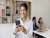 دراسة: السماح للموظفين باستخدام هواتفهم الذكية فى العمل يقلل التوتر