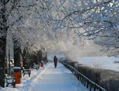 تساقط الثلوج فى بولندا.. تجمد البحيرات وشلل حركة السير