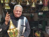 "هاتوا الفوانيس ياولاد".. عم سمير 80 عاما ولا يزال يصنع بهجة رمضان فى الشرقية