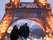 تساقط الثلوج على برج إيفل.. انخفاض درجات الحرارة فى باريس