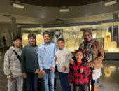 تعايش الزوار مع لمس البطاقات بطريقة برايل والقطع الأثرية بمتحف كفر الشيخ