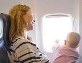 إدارة الطيران الفيدرالية تحذر الآباء من حمل أطفالهم فى حضنهم على الطائرات