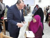 نائب رئيس جامعة الأزهر يتابع سير امتحانات نصف العام بكلية البنات فى الأقصر