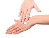 وصفات طبيعية لعلاج جفاف اليدين.. ترطيب وتقشير ونعومة