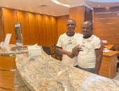 عمال الفندق فى كوت ديفوار يرتدون قميص منتخب مصر قبل مواجهة موزمبيق