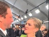 أحضان وقبلات بين المتنافسين على السجادة الماسية لحفل الـ Emmys.. فيديو وصورة