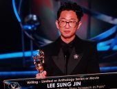 لي سونج جين يفوز بالجائزة الثانية له في حفل Emmys .. اعرف الحكاية