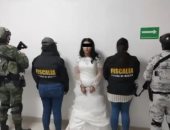 القبض على عروس مكسيكية بفستان الزفاف والعريس يتمكن من الهروب.. اعرف السبب