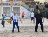مواطنون يستمتعون بلعب "راكيت" على شاطئ بورسعيد وسط طقس شتوي معتدل.. فيديو 
