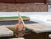 بوتين يغطس فى بحيرة متجمدة احتفالا بعيد الغطاس.. فيديو