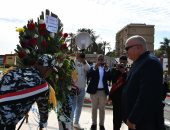 محافظ قنا يضع إكليل من الزهور على النصب التذكارى لشهداء الشرطة