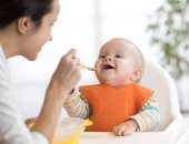 إزاى تدخلي الأكل أول مرة لطفلك الرضيع.. نصائح تساعد الأم