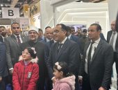الأطفال يلتقطون الصور التذكارية مع رئيس الوزراء بافتتاح معرض الكتاب