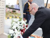 محافظ بنى سويف يضع إكليل الزهور على النصب التذكارى للشهداء 