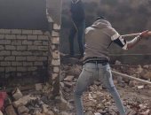 حملة لإزالة بناء مخالف ومحلات بحي العامرية في الإسكندرية