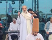 تفاعل وإقبال جمهور معرض القاهرة الدولي للكتاب على عرض فرقة المولوية المصرية