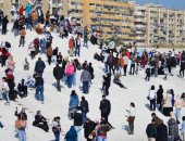إقبال الآلاف على جبال الملح ببورسعيد في أجازة منتصف العام الدراسي.. صور