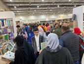 كتب تبدأ من 10 جنيه.. إقبال كثيف على سور الأزبكية بمعرض الكتاب