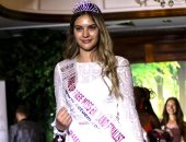 أول ملكة جمال في العالم بدون مكياج تتنازل عن لقبها لتحضر حفل زفاف صديقتها