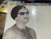 25 جنيهًا لصورة الفنان.. بورترية بالحجم الكبير لفناني الزمن الجميل بمعرض الكتاب