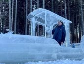 فنان بيلاروسي يبحر في الماء بقارب مصنوع بالكامل من الجليد.. صور 