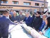 محافظ سوهاج يدشن حملة "شتاء دافئ" لتوزيع 1500 بطانية للأسر الأولى بالرعاية