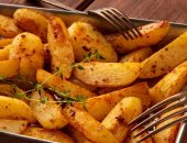 طريقة عمل البطاطس بالزعتر بدون زيت.. وجبة خفيفة وسهلة التحضير
