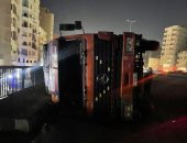 انقلاب سيارة نقل بالطريق الدائرى بسبب هطول الأمطار دون وفيات.. صور