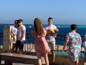 كورنيش الغردقة.. استمتاع السياح بالشمس ومنظر البحر "لايف وصور" 