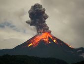 إندونيسيا ترفع حالة التأهب بجبل سيميرو وتقيد الأنشطة السياحية بسبب البركان