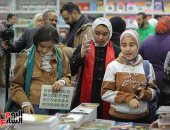 توافد طلاب المدارس والجامعات.. فعاليات اليوم السابع من معرض الكتاب