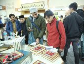 حب النبي والوطن يجمع زوار معرض الكتاب.. وجناح الأزهر يشهد تزايد الإقبال