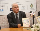 بدء توقيع ومناقشة كتاب "المسئولية الاجتماعية ورجال الأعمال" بمعرض الكتاب 