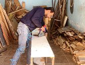 الأسطى أبو عبده في الغردقة يصنع الأثاث من خشب الفنادق القديم.. فيديو وصور