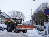 تساقط الثلوج يحول شوارع الدنمارك للوحات طبيعية باللون الأبيض