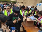 أسقف الخدمات العامة بالكنيسة الأرثوذكسية يتفقد تجهيز شاحنة إغاثية لأهالى غزة