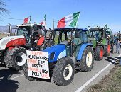 المزارعون يحتجون بإغلاق الطرق بالجرارات على حدود فرنسا وإسبانيا.. فيديو