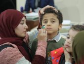 فى يومه الأخير.. أطفال يرسمون علم فلسطين على وجوههم فى معرض الكتاب
