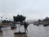 أمطار خفيفة تسقط على شوارع القاهرة الآن وأجواء شديدة البرودة