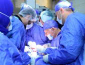 رئيس جامعة سوهاج يجرى عملية جراحية دقيقة لطفلة استغرقت 9 ساعات.. صور 