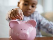 طرق لتعليم طفلك أهمية النقود.. ساعده على تطوير عادات مالية صحيحة