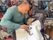 إبرة وقماش.. أحمد ربيع يخلد القصص الشعبية والنقوش الإسلامية بفن صناعة الخيامية