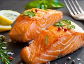باحثون: سمك السلمون يخفض الكولسترول لاحتوائه على 4 مركبات