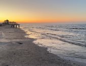 مشهد ولا أروع .. غروب الشمس على شاطئ البحر فى بورسعيد.. فيديو وصور 