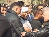 كهربا وعبد المنعم ومصطفى شوبير يشاركون فى تشييع جنازة والد كوكا.. صور