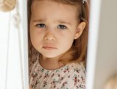 كيف تدعم طفلك عندما يتعرض للإحراج؟ 4 خطوات ونصائح لتعزيز ثقته